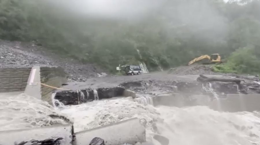 Dampak hujan deras yang mengguyur wilayah Taiwan selatan (Tangkapan Layar Video/REUTERS)