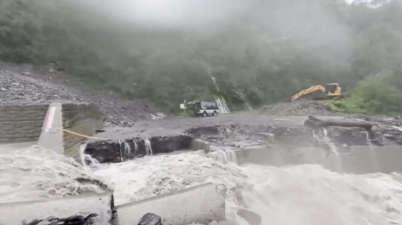 Dampak hujan deras yang mengguyur wilayah Taiwan selatan (Tangkapan Layar Video/REUTERS)