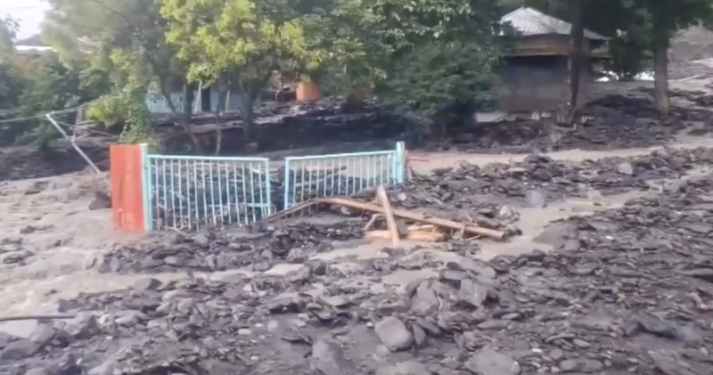 Dampak hujan deras yang mengguyur wilayah Taiwan selatan (Tangkapan Layar Video/REUTERS) Dampak hujan deras yang mengguyur wilayah Taiwan selatan (Tangkapan Layar Video/REUTERS)