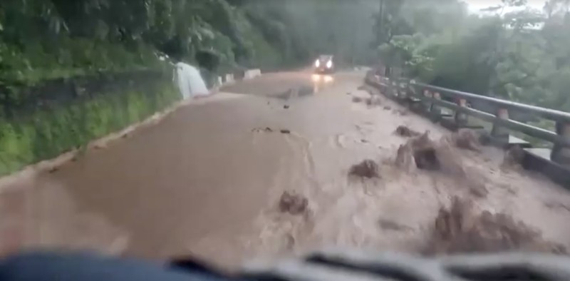Dampak hujan deras yang mengguyur wilayah Taiwan selatan (Tangkapan Layar Video/REUTERS) Dampak hujan deras yang mengguyur wilayah Taiwan selatan (Tangkapan Layar Video/REUTERS)