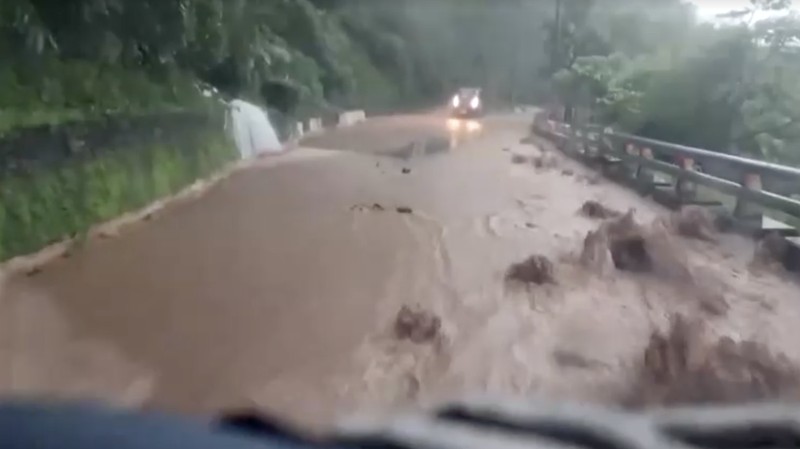 Dampak hujan deras yang mengguyur wilayah Taiwan selatan (Tangkapan Layar Video/REUTERS)