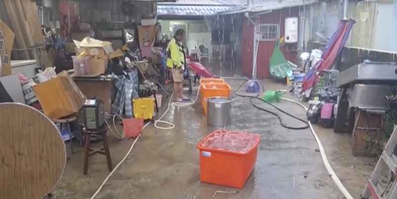 Dampak hujan deras yang mengguyur wilayah Taiwan selatan (Tangkapan Layar Video/REUTERS) Dampak hujan deras yang mengguyur wilayah Taiwan selatan (Tangkapan Layar Video/REUTERS)