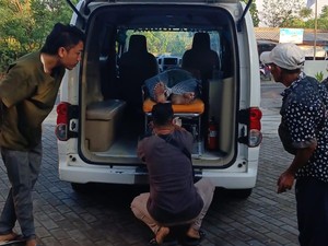Diduga Kena Serangan Jantung, WN Inggris Meninggal di Pelabuhan Teluk Nara