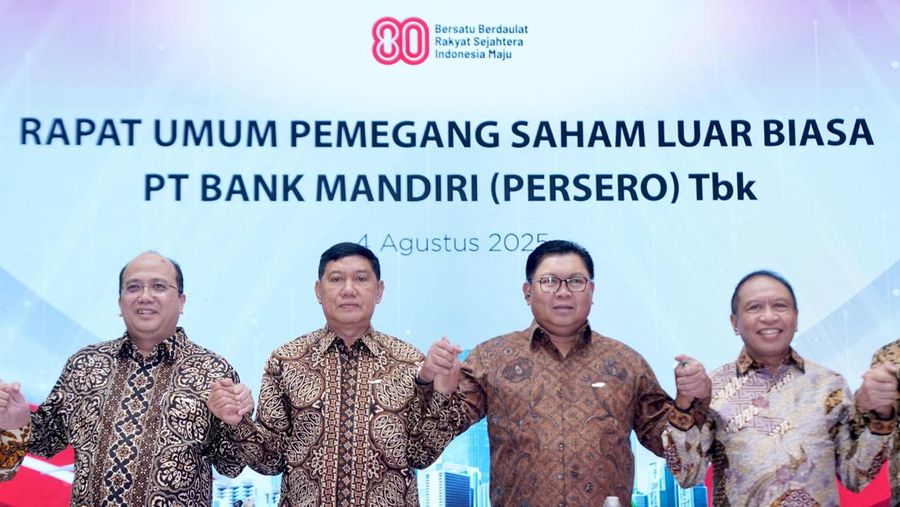 Foto bersama Dewan Komesaris dan Direksi Bank Mandiri dalam rapat umum pemegang saham luar biasa PT Bank Mandiri (Persero) Tbk. (Dok. Bank Mandiri)