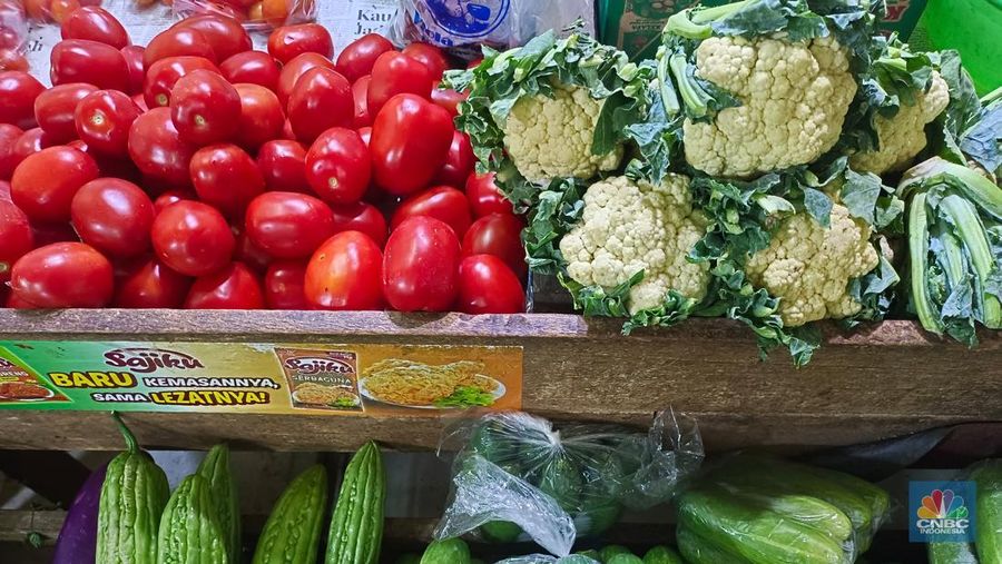Harga sejumlah sayuran terpantau masih berada di atas harga normalnya di Pasar Rumput, Jakarta Selatan, Senin (4/8/2025). (CNBC Indonesia/Martyasari Rizky)