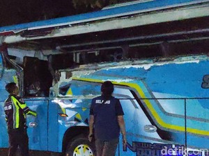 Video: Bus Wisatawan Rem Blong dan Tabrak Truk di Tulungagung, 1 Orang Tewas