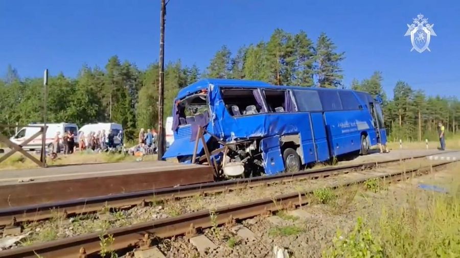 Kondisi sebuah bus usai tabrakan dengan kereta barang di wilayah Leningrad, Rusia, Senin (4/8/2025). (Tangkapan Layar Video/Reuters)