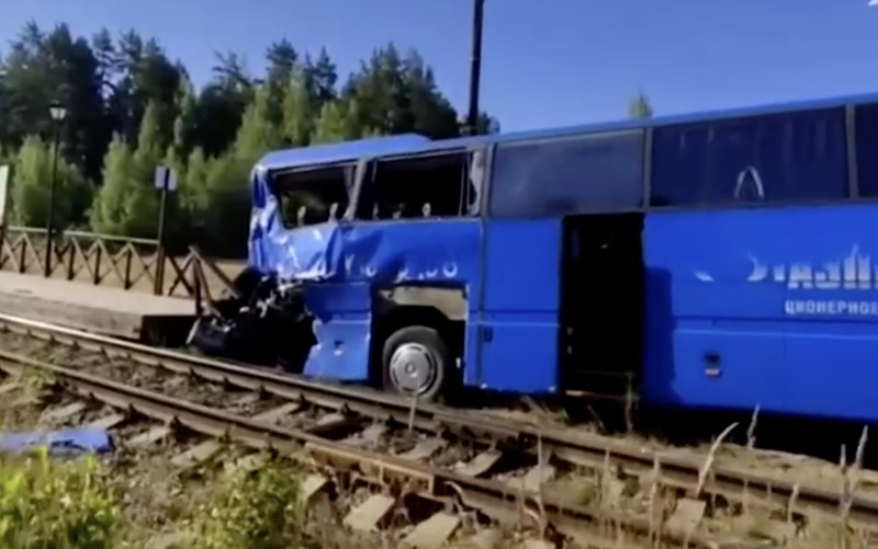 Kondisi sebuah bus usai tabrakan dengan kereta barang di wilayah Leningrad, Rusia, Senin (4/8/2025). (Tangkapan Layar Video/Reuters)