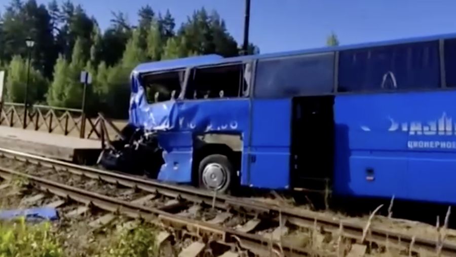 Kondisi sebuah bus usai tabrakan dengan kereta barang di wilayah Leningrad, Rusia, Senin (4/8/2025). (Tangkapan Layar Video/Reuters)