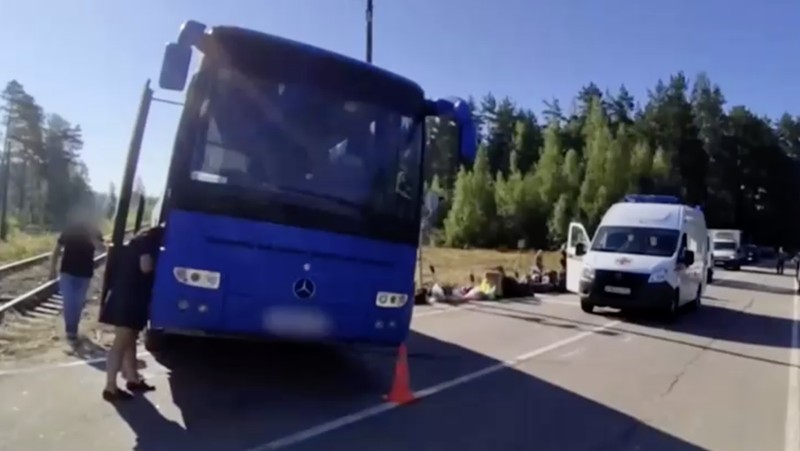 Kondisi sebuah bus usai tabrakan dengan kereta barang di wilayah Leningrad, Rusia, Senin (4/8/2025). (Tangkapan Layar Video/Reuters)