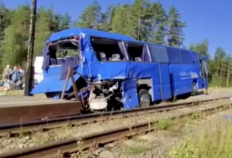 Kondisi sebuah bus usai tabrakan dengan kereta barang di wilayah Leningrad, Rusia, Senin (4/8/2025). (Tangkapan Layar Video/Reuters)