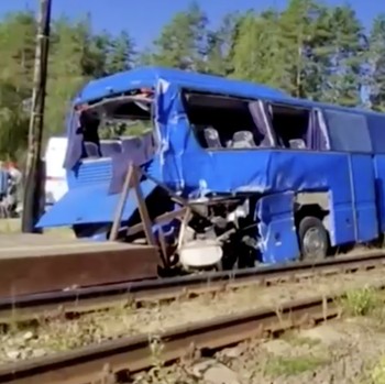 Ngeri! Bus Ringsek Usai Adu Banteng dengan Kereta Barang