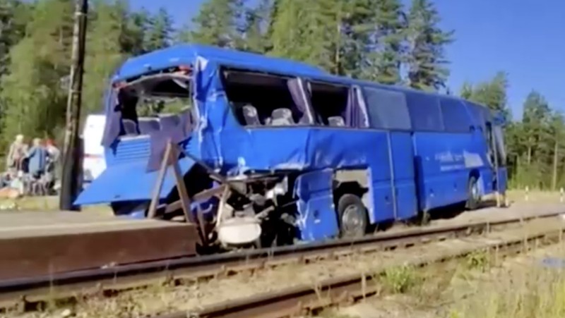 Kondisi sebuah bus usai tabrakan dengan kereta barang di wilayah Leningrad, Rusia, Senin (4/8/2025). (Tangkapan Layar Video/Reuters)