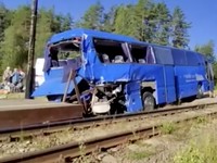 Ngeri! Bus Ringsek Usai Adu Banteng dengan Kereta Barang