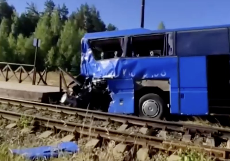 Kondisi sebuah bus usai tabrakan dengan kereta barang di wilayah Leningrad, Rusia, Senin (4/8/2025). (Tangkapan Layar Video/Reuters)