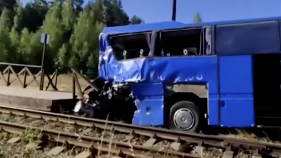 Kondisi sebuah bus usai tabrakan dengan kereta barang di wilayah Leningrad, Rusia, Senin (4/8/2025). (Tangkapan Layar Video/Reuters)