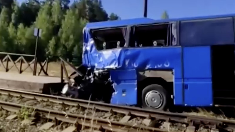 Kondisi sebuah bus usai tabrakan dengan kereta barang di wilayah Leningrad, Rusia, Senin (4/8/2025). (Tangkapan Layar Video/Reuters)