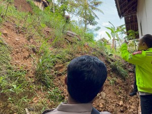 Jabar Hari Ini: 2 Nyawa Bocah di Tasik-Garut Melayang Tertimbun Longsor