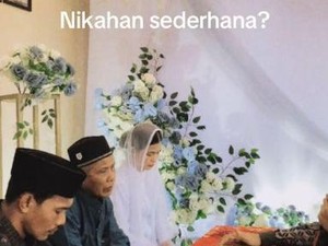 Viral! Pernikahan Sederhana di KUA, Foto Pengantin Pakai HP di Bengkel Kayu