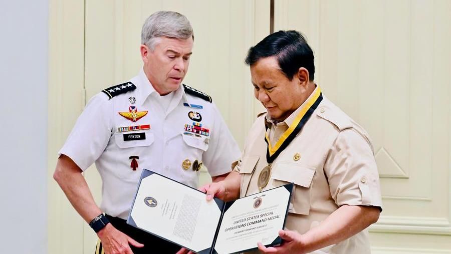 Panglima Komando Operasi Khusus AS (USSOCOM) Jenderal Bryan P. Fenton bertemu dengan Presiden Prabowo Subianto dan menganugerahkan Medali USSOCOM. (dok. BPMI Setpres)