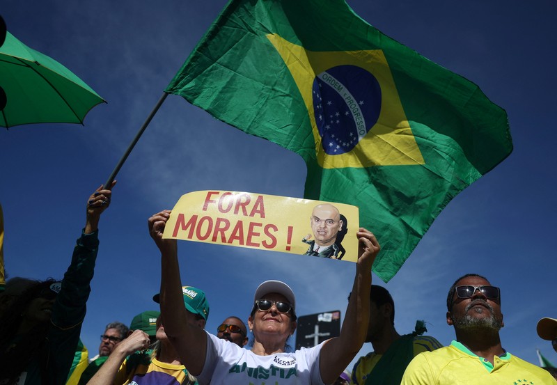 Pemandangan drone menunjukkan para pendukung mantan Presiden Brasil Jair Bolsonaro mengambil bagian dalam demonstrasi menentang tindakan Mahkamah Agung dalam persidangannya, di Sao Paulo, Brasil, 3 Agustus 2025. (REUTERS/Jorge Silva)