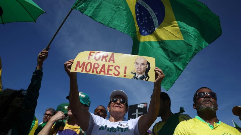Pemandangan drone menunjukkan para pendukung mantan Presiden Brasil Jair Bolsonaro mengambil bagian dalam demonstrasi menentang tindakan Mahkamah Agung dalam persidangannya, di Sao Paulo, Brasil, 3 Agustus 2025. (REUTERS/Jorge Silva)