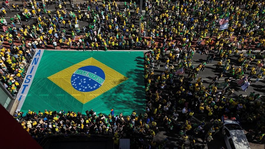 Pemandangan drone menunjukkan para pendukung mantan Presiden Brasil Jair Bolsonaro mengambil bagian dalam demonstrasi menentang tindakan Mahkamah Agung dalam persidangannya, di Sao Paulo, Brasil, 3 Agustus 2025. (REUTERS/Jorge Silva)