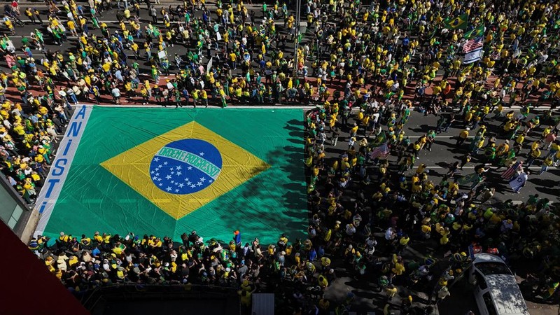 Pemandangan drone menunjukkan para pendukung mantan Presiden Brasil Jair Bolsonaro mengambil bagian dalam demonstrasi menentang tindakan Mahkamah Agung dalam persidangannya, di Sao Paulo, Brasil, 3 Agustus 2025. (REUTERS/Jorge Silva)