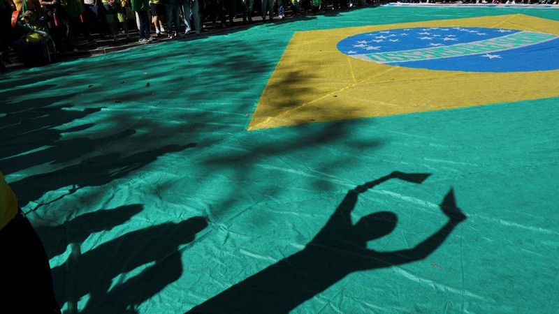 Pemandangan drone menunjukkan para pendukung mantan Presiden Brasil Jair Bolsonaro mengambil bagian dalam demonstrasi menentang tindakan Mahkamah Agung dalam persidangannya, di Sao Paulo, Brasil, 3 Agustus 2025. (REUTERS/Jorge Silva)