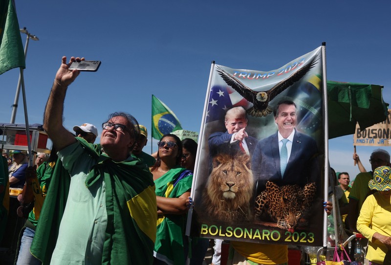 Pemandangan drone menunjukkan para pendukung mantan Presiden Brasil Jair Bolsonaro mengambil bagian dalam demonstrasi menentang tindakan Mahkamah Agung dalam persidangannya, di Sao Paulo, Brasil, 3 Agustus 2025. (REUTERS/Jorge Silva)