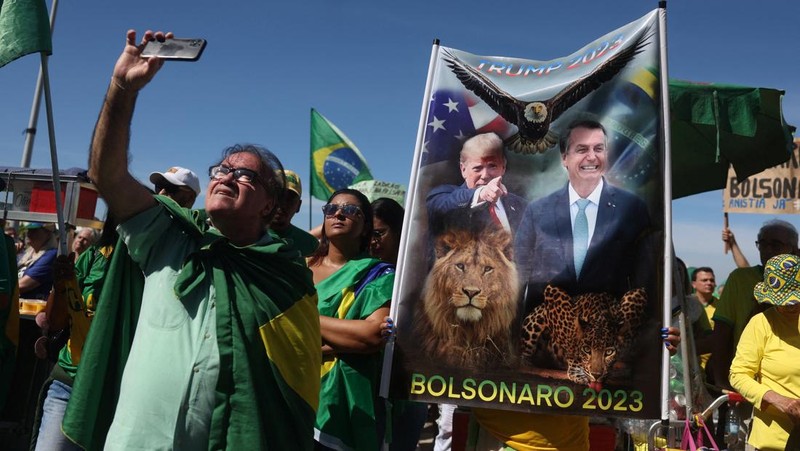 Pemandangan drone menunjukkan para pendukung mantan Presiden Brasil Jair Bolsonaro mengambil bagian dalam demonstrasi menentang tindakan Mahkamah Agung dalam persidangannya, di Sao Paulo, Brasil, 3 Agustus 2025. (REUTERS/Jorge Silva)