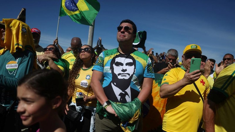 Pemandangan drone menunjukkan para pendukung mantan Presiden Brasil Jair Bolsonaro mengambil bagian dalam demonstrasi menentang tindakan Mahkamah Agung dalam persidangannya, di Sao Paulo, Brasil, 3 Agustus 2025. (REUTERS/Jorge Silva)