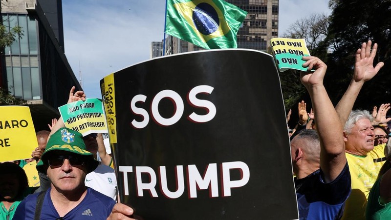 Pemandangan drone menunjukkan para pendukung mantan Presiden Brasil Jair Bolsonaro mengambil bagian dalam demonstrasi menentang tindakan Mahkamah Agung dalam persidangannya, di Sao Paulo, Brasil, 3 Agustus 2025. (REUTERS/Jorge Silva)