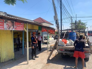 Bangunan Liar Dekat Rel Kereta di Lamongan Ditertibkan KAI
