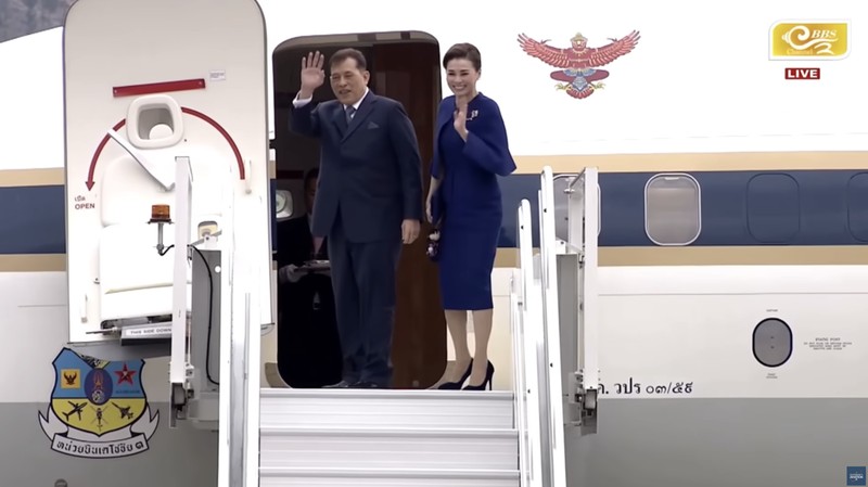 Ratu Thailand, Suthida secara pribadi menerbangkan Penerbangan Kerajaan menggunakan pesawat Boeing 737-800 dalam kunjungan resmi ke luar negeri bersama Raja Maha Vajiralongkorn. (Tangkapan Layar Youtube/Outsider's Aviation)