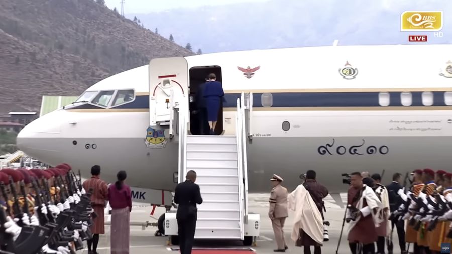 Ratu Thailand, Suthida secara pribadi menerbangkan Penerbangan Kerajaan menggunakan pesawat Boeing 737-800 dalam kunjungan resmi ke luar negeri bersama Raja Maha Vajiralongkorn. (Tangkapan Layar Youtube/Outsider's Aviation)