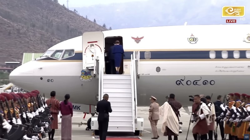 Ratu Thailand, Suthida secara pribadi menerbangkan Penerbangan Kerajaan menggunakan pesawat Boeing 737-800 dalam kunjungan resmi ke luar negeri bersama Raja Maha Vajiralongkorn. (Tangkapan Layar Youtube/Outsider's Aviation)