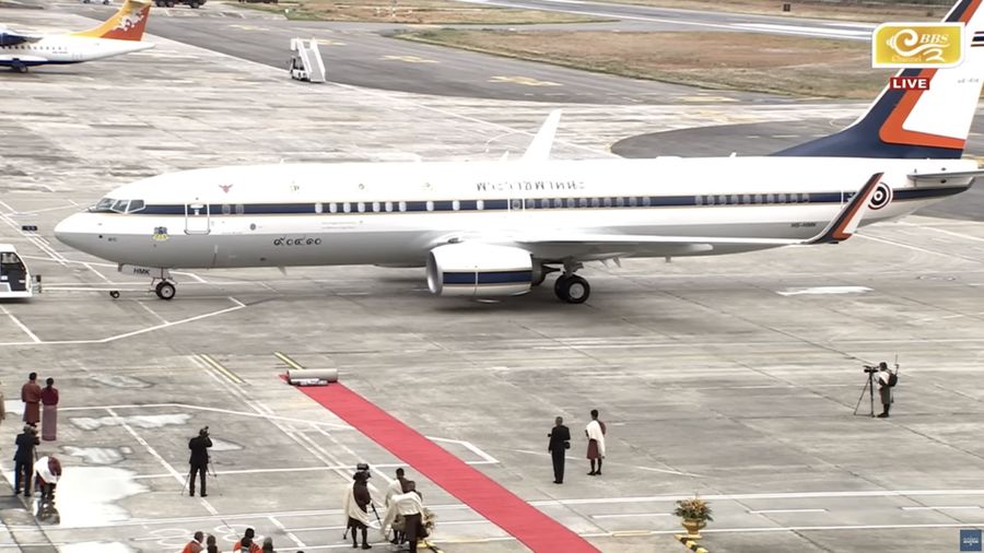 Ratu Thailand, Suthida secara pribadi menerbangkan Penerbangan Kerajaan menggunakan pesawat Boeing 737-800 dalam kunjungan resmi ke luar negeri bersama Raja Maha Vajiralongkorn. (Tangkapan Layar Youtube/Outsider's Aviation)