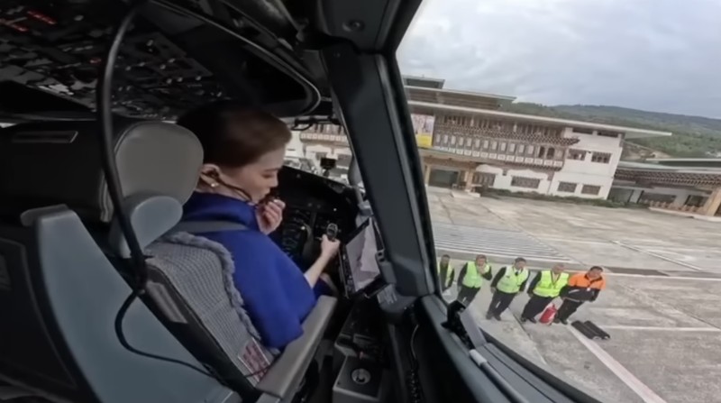 Ratu Thailand, Suthida secara pribadi menerbangkan Penerbangan Kerajaan menggunakan pesawat Boeing 737-800 dalam kunjungan resmi ke luar negeri bersama Raja Maha Vajiralongkorn. Ratu Thailand, Suthida secara pribadi menerbangkan Penerbangan Kerajaan menggunakan pesawat Boeing 737-800 dalam kunjungan resmi ke luar negeri bersama Raja Maha Vajiralongkorn. (Tangkapan Layar Youtube/Outsider's Aviation)
