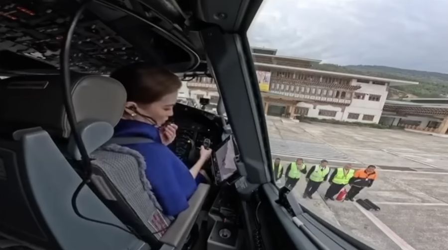 Ratu Thailand, Suthida secara pribadi menerbangkan Penerbangan Kerajaan menggunakan pesawat Boeing 737-800 dalam kunjungan resmi ke luar negeri bersama Raja Maha Vajiralongkorn. (Tangkapan Layar Youtube/Outsider's Aviation)