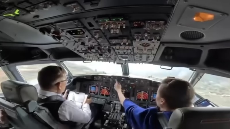Ratu Thailand, Suthida secara pribadi menerbangkan Penerbangan Kerajaan menggunakan pesawat Boeing 737-800 dalam kunjungan resmi ke luar negeri bersama Raja Maha Vajiralongkorn. Ratu Thailand, Suthida secara pribadi menerbangkan Penerbangan Kerajaan menggunakan pesawat Boeing 737-800 dalam kunjungan resmi ke luar negeri bersama Raja Maha Vajiralongkorn. (Tangkapan Layar Youtube/Outsider's Aviation)