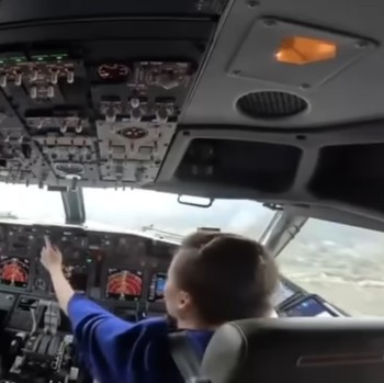 Gaya Raja-Ratu Thailand Jadi Pilot & Co-Pilot, Nyetir Boeing 737-800