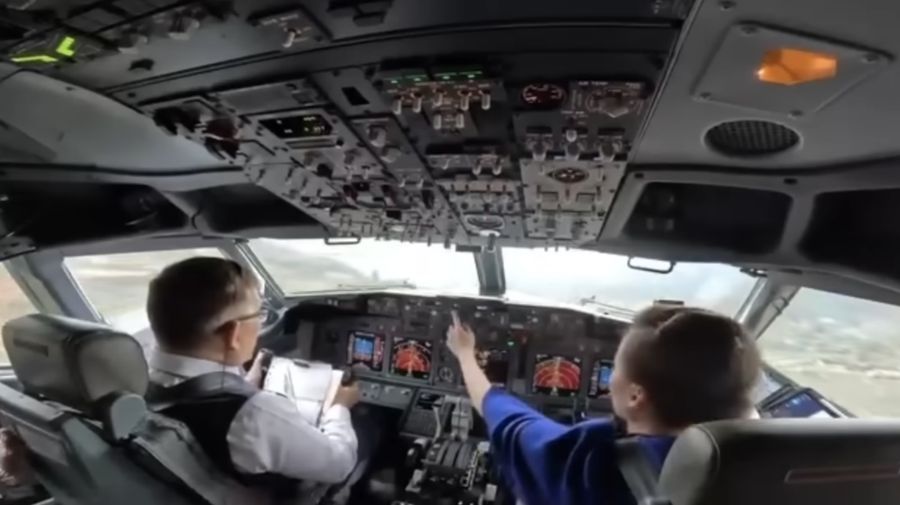 Ratu Thailand, Suthida secara pribadi menerbangkan Penerbangan Kerajaan menggunakan pesawat Boeing 737-800 dalam kunjungan resmi ke luar negeri bersama Raja Maha Vajiralongkorn. (Tangkapan Layar Youtube/Outsider's Aviation)