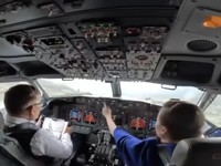 Gaya Raja-Ratu Thailand Jadi Pilot & Co-Pilot, Nyetir Boeing 737-800