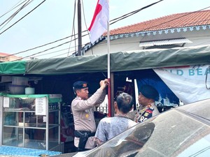 Sambut HUT RI, Brimob Polda Metro Kibarkan Bendera Merah Putih di Rumah Warga