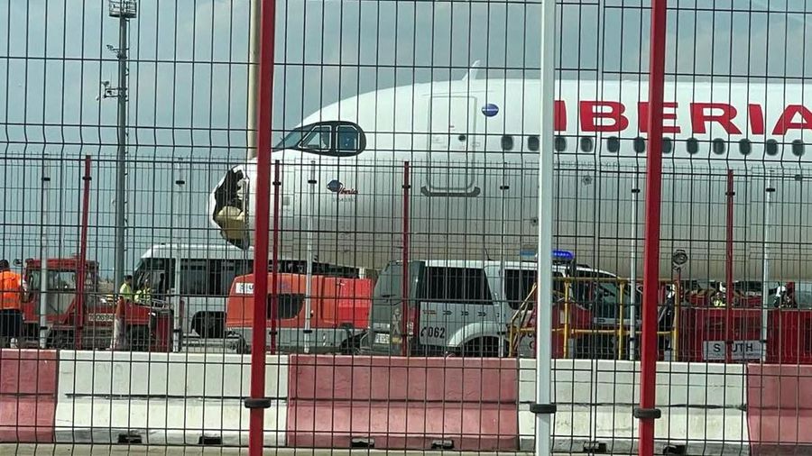 Sebuah pesawat Iberia Airbus A321XLR, dengan registrasi EC-OOJ dan dalam layanan komersial hanya beberapa minggu, terpaksa kembali ke Bandara Madrid-Barajas (MAD) Minggu ini, 3 Agustus, setelah bertabrakan dengan seekor burung beberapa menit setelah lepas landas. (X/@OnAviation)
