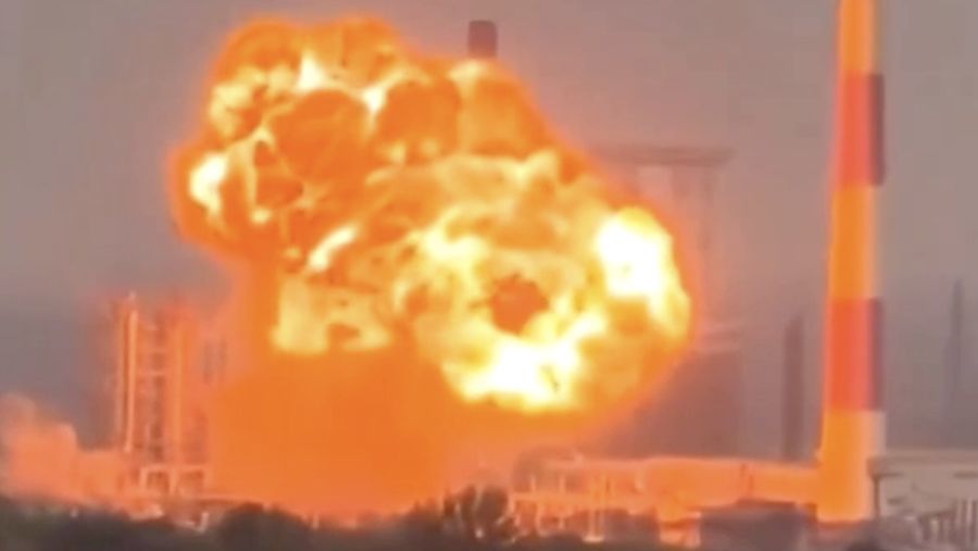 Serangan pesawat tak berawak Ukraina memicu kebakaran di depot minyak di Sochi, resor Rusia. (Tangkapan Layar Video Reuters/SOCIAL MEDIA)