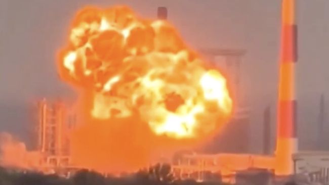 Zelensky Ngamuk, Kilang Minyak Rusia Meledak dan Terbakar Hebat