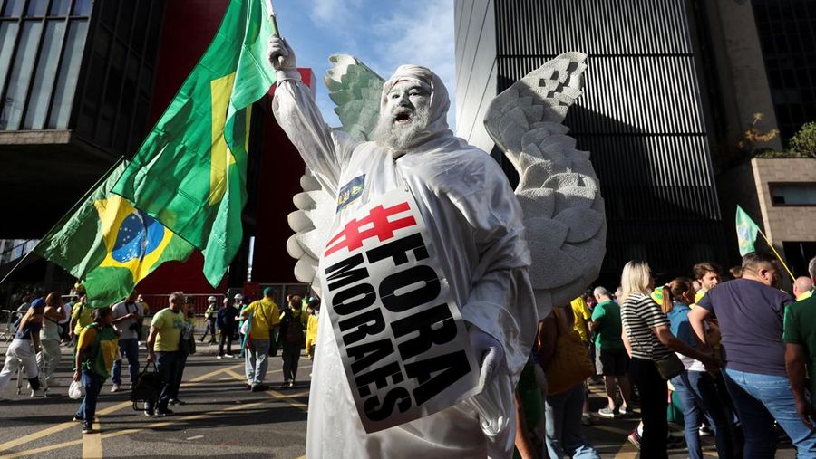 Pemandangan drone menunjukkan para pendukung mantan Presiden Brasil Jair Bolsonaro mengambil bagian dalam demonstrasi menentang tindakan Mahkamah Agung dalam persidangannya, di Sao Paulo, Brasil, 3 Agustus 2025. (REUTERS/Jorge Silva)