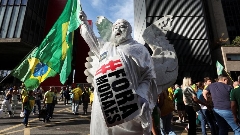 Pemandangan drone menunjukkan para pendukung mantan Presiden Brasil Jair Bolsonaro mengambil bagian dalam demonstrasi menentang tindakan Mahkamah Agung dalam persidangannya, di Sao Paulo, Brasil, 3 Agustus 2025. (REUTERS/Jorge Silva)